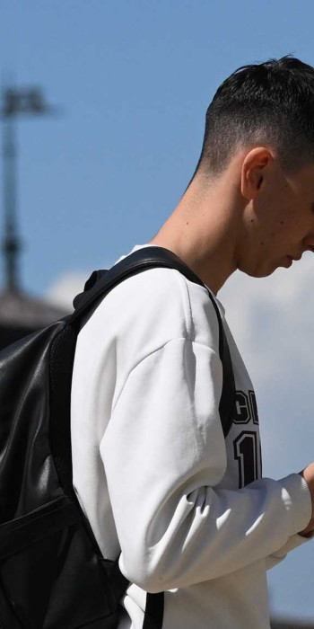 muzhchina-s-telefonom-na-ulice