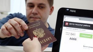 Мужчина в многофункциональном центре
