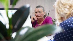 Пожилая женщина в офисе пенсионного фонда