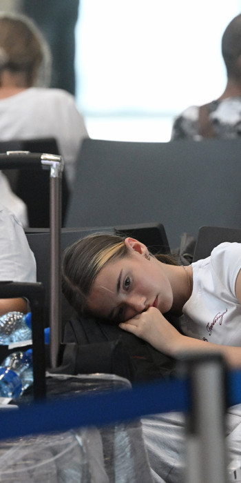 Пассажиры в терминале аэропорта 