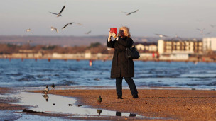 Женщина на пляже в Анапе