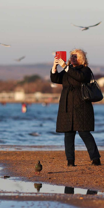 Женщина на пляже в Анапе