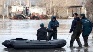 Сотрудники МЧС РФ на подтопленной улице