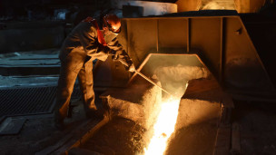 Рабочий на металлургическом заводе в ДНР