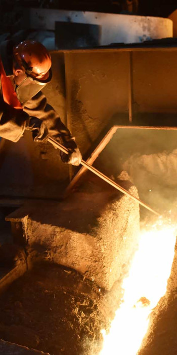 Рабочий на металлургическом заводе в ДНР