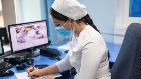 Медицинский работник заполняет документы