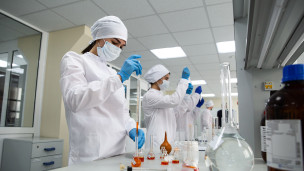 Sоtrudnitsy-v-fiziko-khimicheskoy-laboratorii