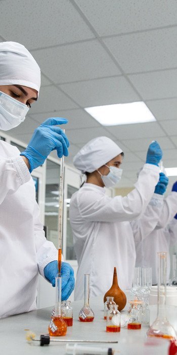 Sоtrudnitsy-v-fiziko-khimicheskoy-laboratorii