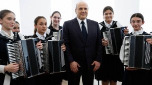 mihail-mishustin-s-vospitannikami-detskoj-muzykalnoj-shkoly-v-beslane