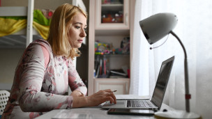 Женщина за ноутбуком