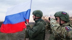 Военнослужащие с флагом