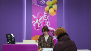 Женщина получает посылку в маркетплейсе