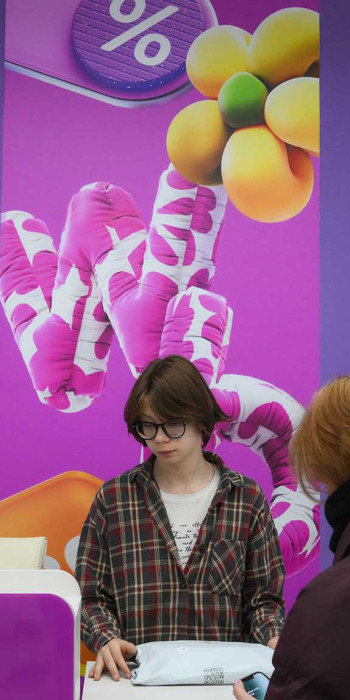 Женщина получает посылку в маркетплейсе