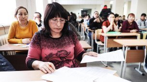 Мигранты во время экзамена на знание русского языка