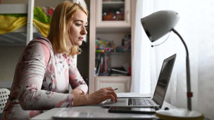 девушка за компьютером