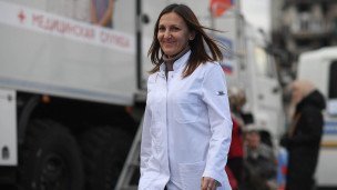 Женщина Врач передвижной поликлиники на улице 