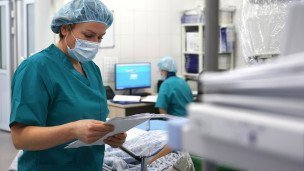 Медработник в операционной