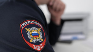 Сотрудник полиции во время работы