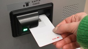 Kliyent-vstavlyayet-kartu-v-bankomat
