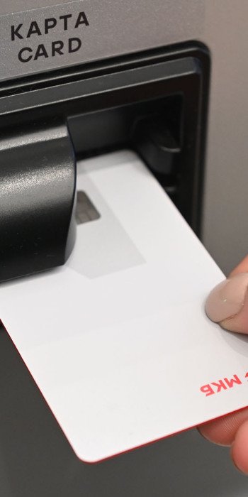 Kliyent-vstavlyayet-kartu-v-bankomat
