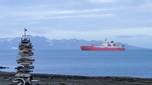 Судно "Академик Трешников" возле станции "Беллинсгаузен" в Антарктиде