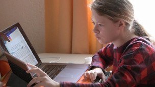 Девочка делает уроки дома