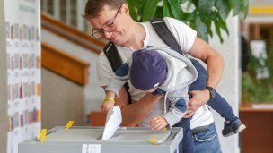 Избиратель голосует на выборах в единый день голосования