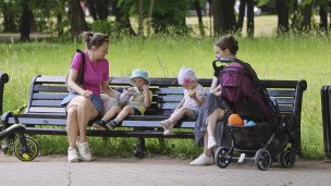 женщины с детьми на скамейке в парке
