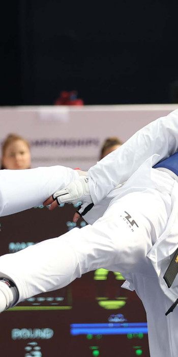 Владислав Ларин в поединке по тхэквондо