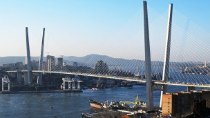 Вид на Золотой мост через бухту Золотой Рог во Владивостоке