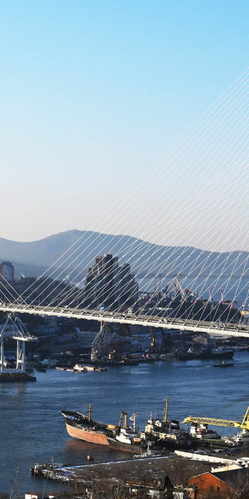 Вид на Золотой мост через бухту Золотой Рог во Владивостоке