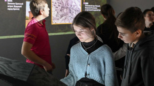 Посетители в мультимедийном историческом парке 