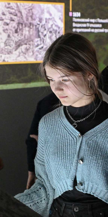 Посетители в мультимедийном историческом парке 