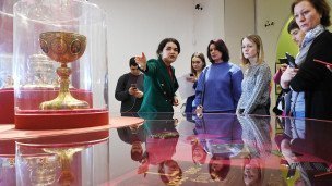 Посетители знакомятся с экспозицией на открытии выставки