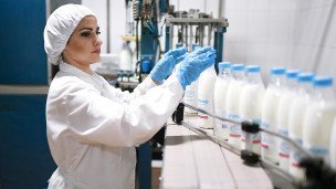 Сотрудница завода по производству молока