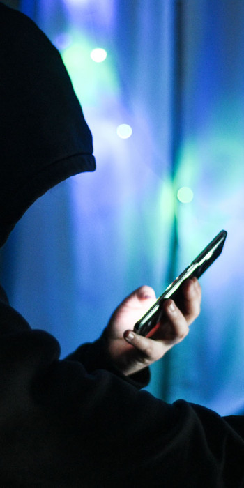 Мужчина держит в руках мобильный телефон