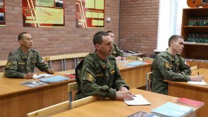 Военные в казарме во время занятий