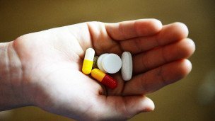 таблетки в руке