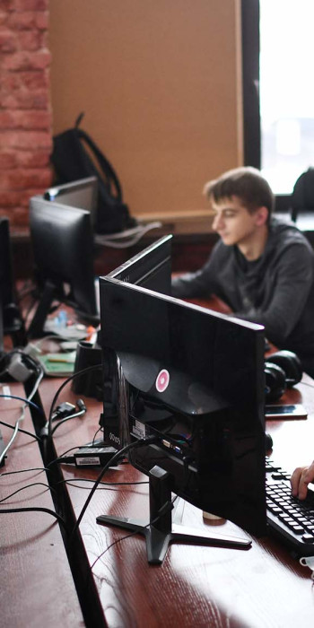 Сотрудники IT-отдела во время работы