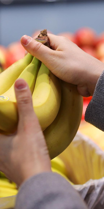 Покупательница с бананами в магазине