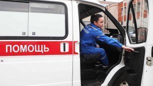Врач станции скорой медицинской помощи во время подготовки к выезду на дом