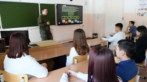 Военнослужащий РФ во время занятия по начальной военной подготовке на уроке основ безопасности жизнедеятельности