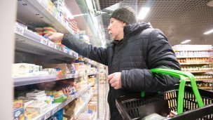 Покупатель в супермаркете 