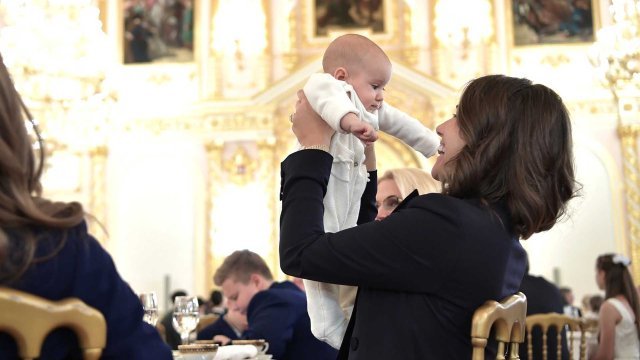Мама с ребенком на руках
