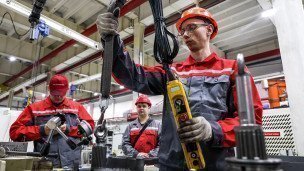 Сотрудники машиностроительного завода во время работы