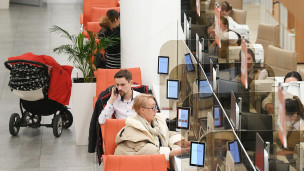 Посетители с коляской в МФЦ