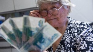  Пенсионерка с деньгами в руках