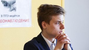 Школьник перед началом проведения единого государственного экзамена