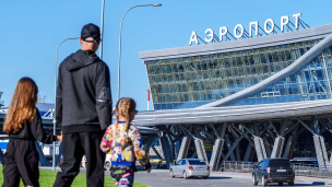 Пассажиры в аэропрту