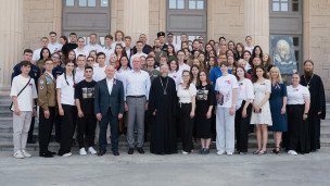 Dmitrij-Chernyshenko-na-parade-flagov-v-Sevastopole